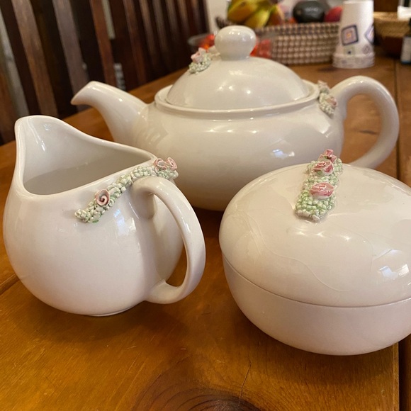 Myra McDonnell 1970 Roses Tea Set - Picture 2 of 12